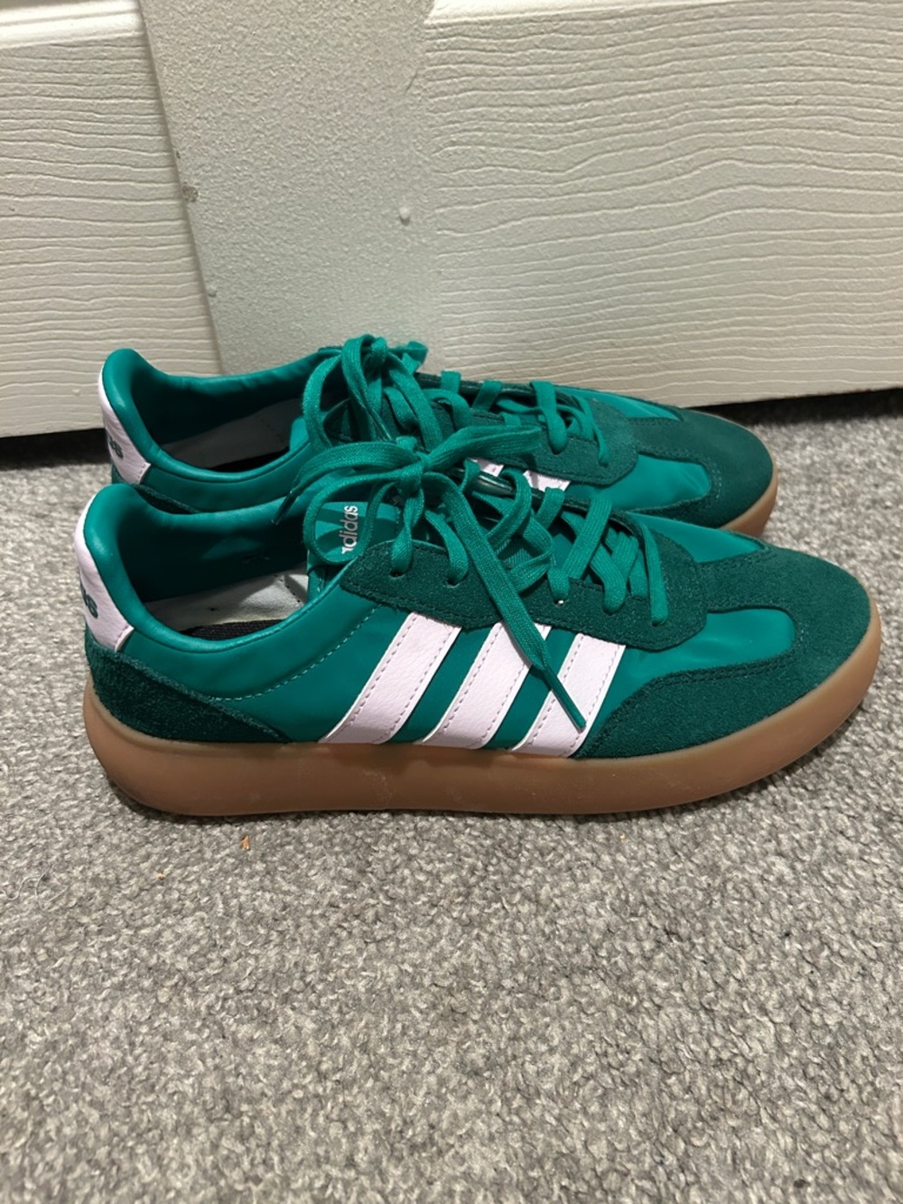 adidas Kelly Green Low-Top Sneakers with White Stripes and Gum Sole